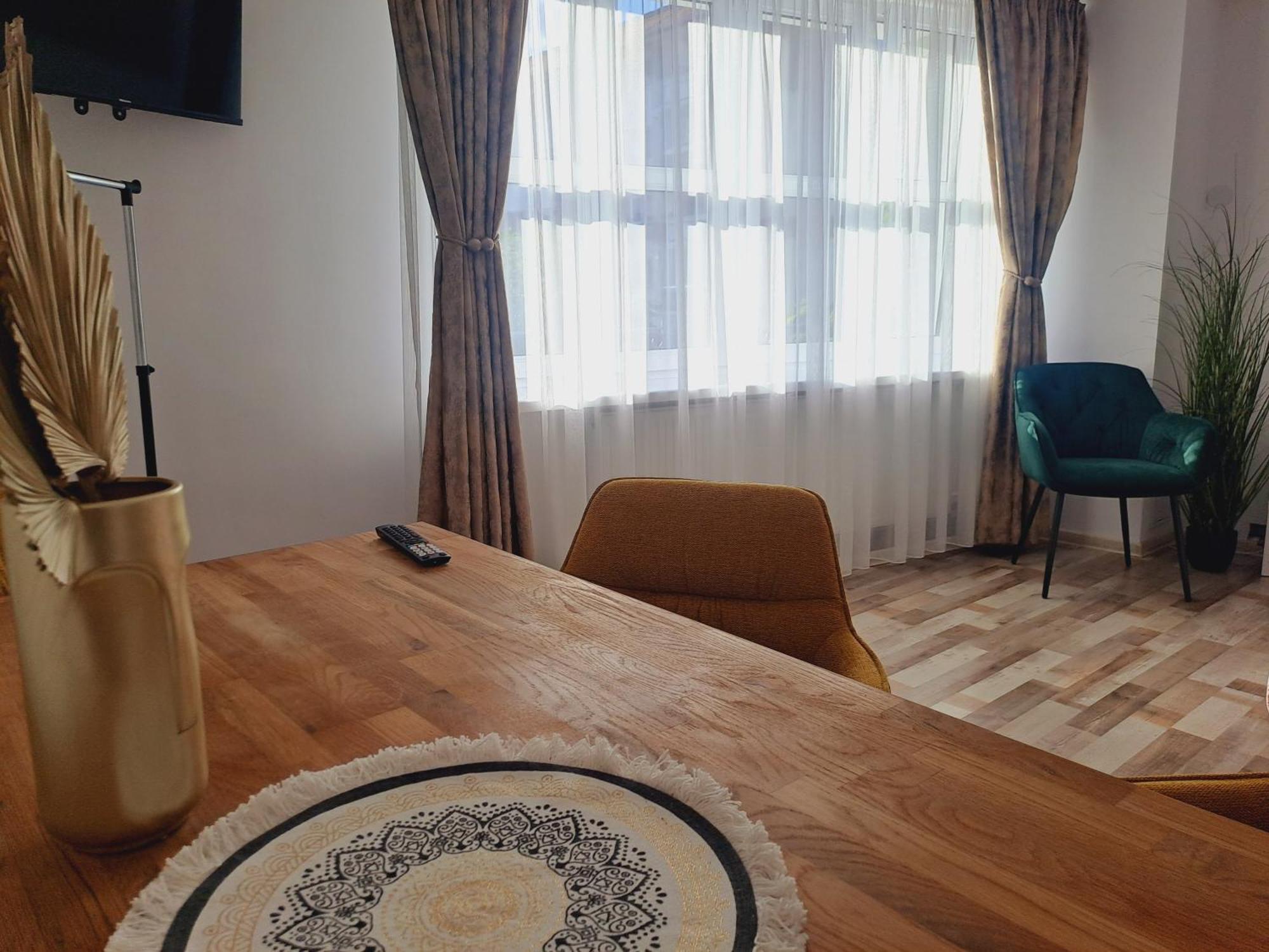 7 Level Central Apartments Меркуря-Чук Номер фото